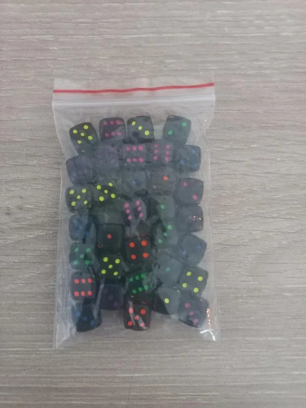 Lot De Perles Acrylique "Dé" Noirs Et Multicolores